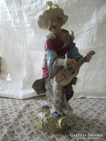 Porcelán figura