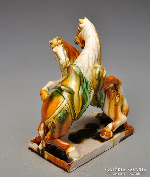 Ágaskodó lovak. Porcelán szobor - vitrindisz. Lószeretőknek. Gyönyörű porcelán paripák.