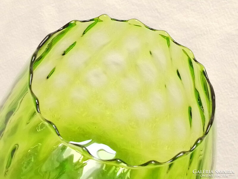 Régi zöld színes fújt üveg dekoratív dísz kehely különleges mintával, színtelen talppal 12 cm