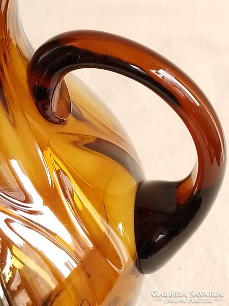 Régi borostyán barna színes üveg füles kancsó korsó palack kiöntő váza, különleges csepp minta 21 cm