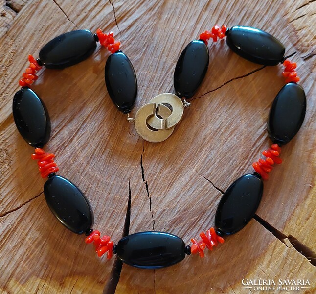 Large-eyed onyx necklace with coral