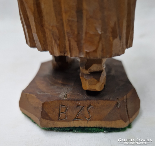 Régi, kézzel faragott fa szobor, Idős asszony figura, B ZS monogrammal 16 cm.