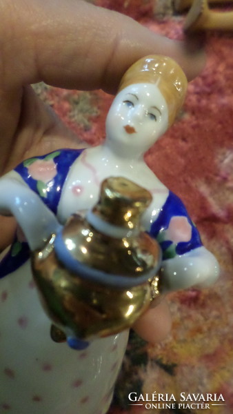 13 cm-es , orosz , Dulevo porcelán figura , szép állapotban .Szamováros lány .