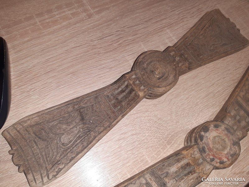 2 Matyó wooden gussaly soles together, with tard and shield symbols