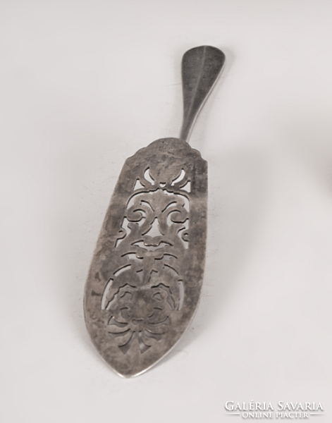 Ezüst áttört tortalapát - családijeggyel a markolatnál (Kornis család címerével)