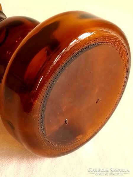 Régi borostyán barna színes öntött üveg füles palack, különleges forma, üveg dugóval 22 cm A képek s