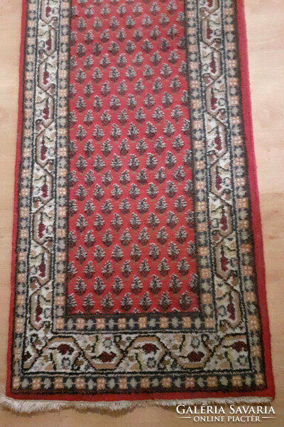 Hand-knotted Indian wool rug. 280X72 cm.
