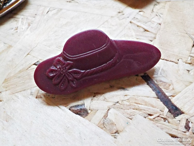 Retro plastic hat brooch