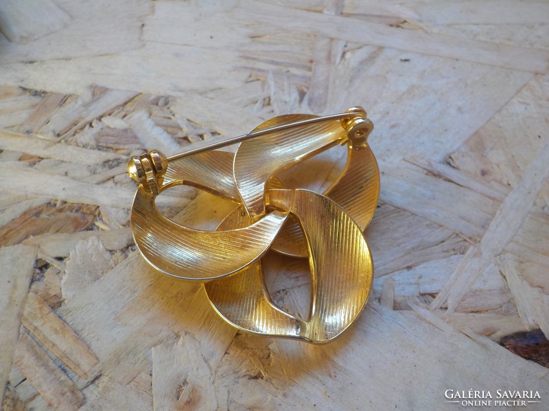 Retro gilded brooch