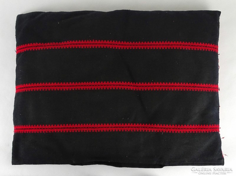 1P327 Hímzett piros-fekete keresztszemes mintás párnahuzat tollpárnával