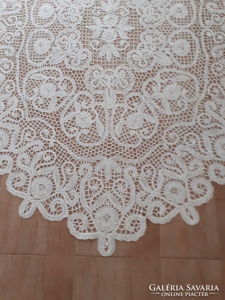 A wonderful, flawless, large-sized vert lace