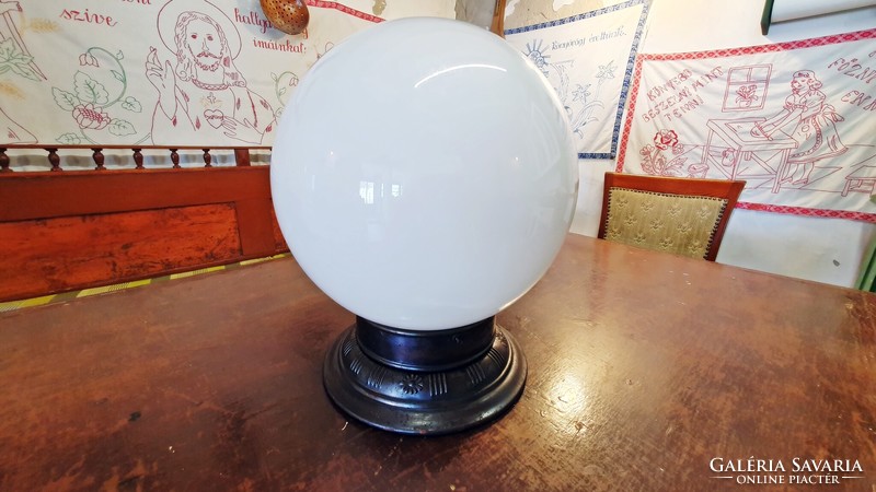 Régi, hatalmas méretű, art deco opalin üveggömb búrás mennyezeti, plafon lámpa.