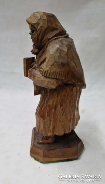 Régi, kézzel faragott fa szobor, Idős asszony figura, B ZS monogrammal 16 cm.