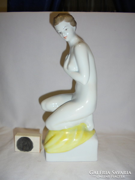 Hölóháza kneeling female nude figure, nipp - 30 cm