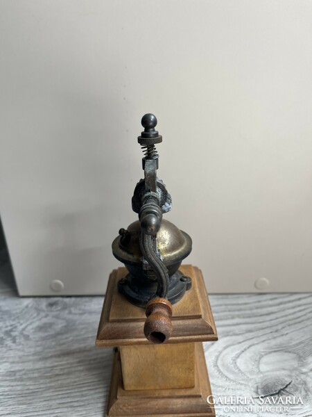 Old pepper grinder