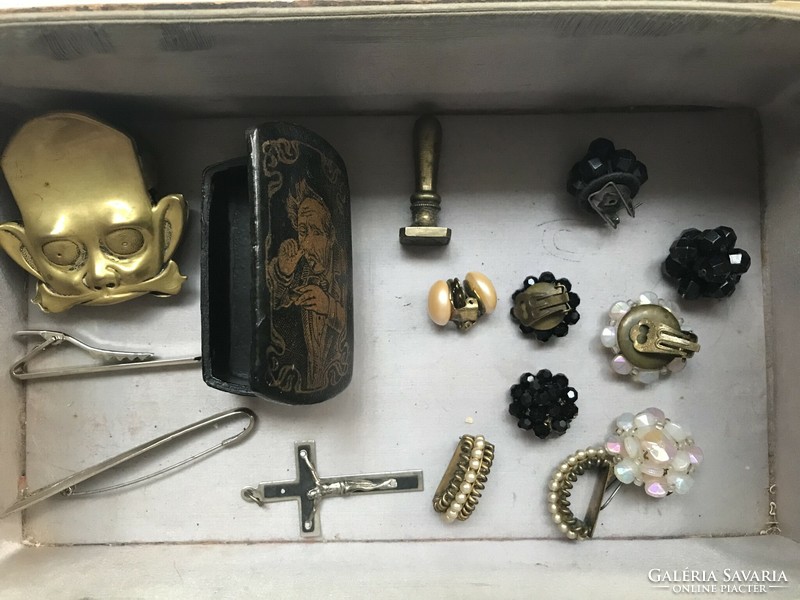 Small old treasures, snuff box, clips, badge, monogram sealer, etc.. Together