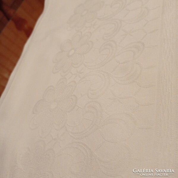 Hófehér damaszt asztalterítő 120 x 270 cm