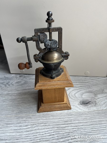 Old pepper grinder