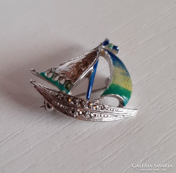 Silver-plated sailing ship brooch pin set with sparkling malachite stones