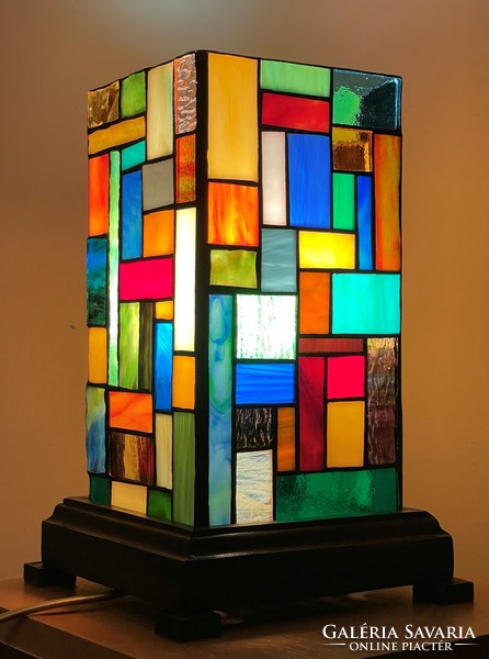 Tiffany-technikával készült asztali lámpa