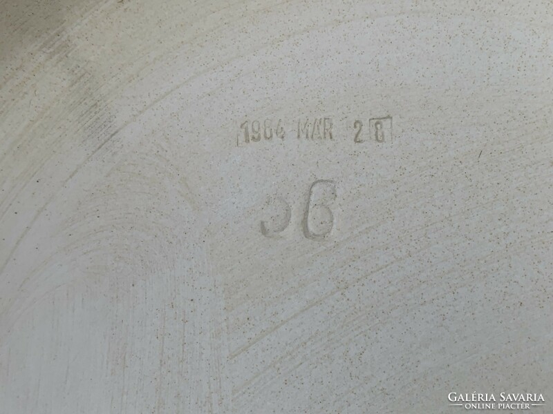 Különleges retro nagy fehér fajansz kaspó 1984-ből (alján dátummal) vélhetően Kőbányai porcelángyár
