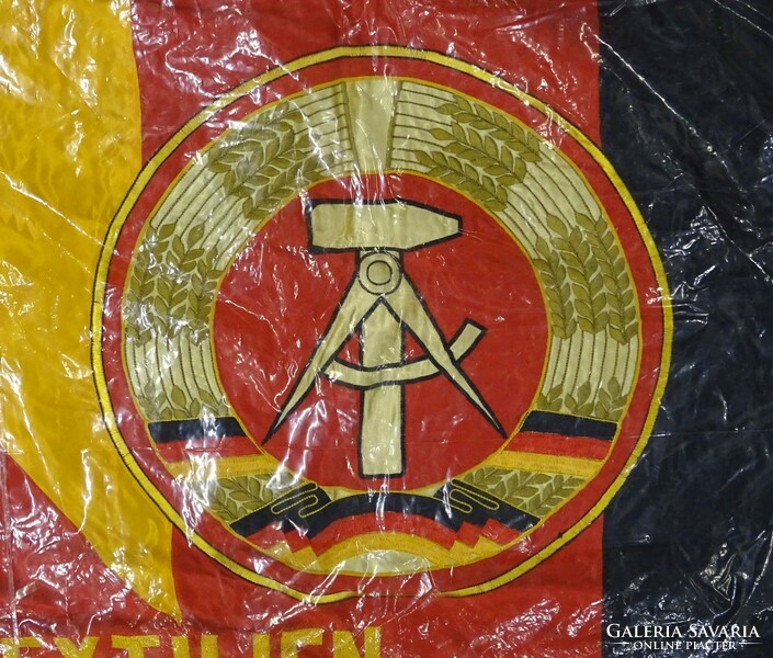 1Q025 Szegedi Kendefonógyár szocialista selyem zászló 115 x 187 cm