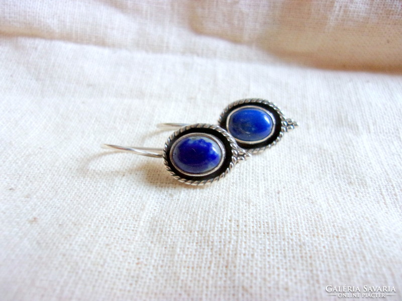 Ezüst fülbevaló lápisz lazuli kő díszítéssel