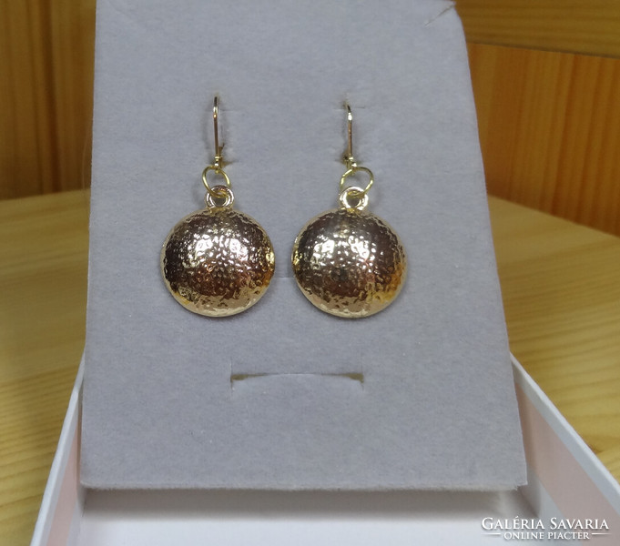 Gold colored lens earrings with a textured surface