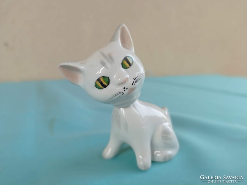Aquincum porcelain cat with a rotating head