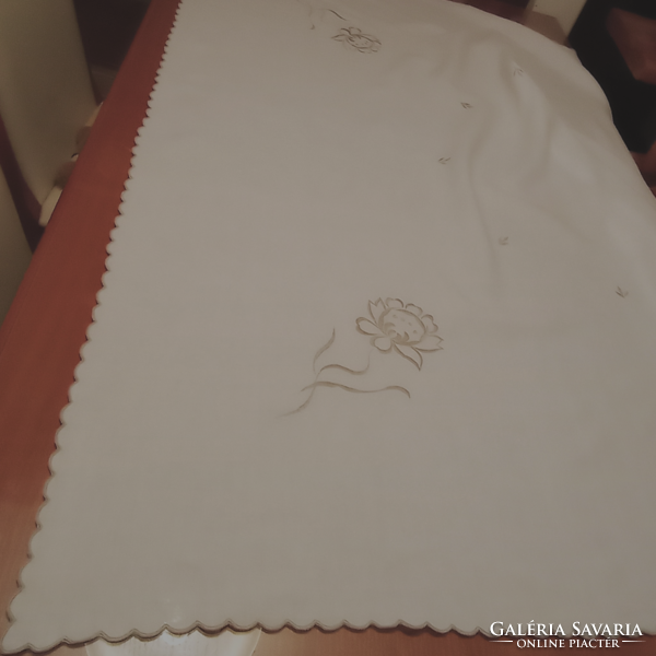 Nyersfehér hímzett  vászon asztalterítő, 133 x 133 cm
