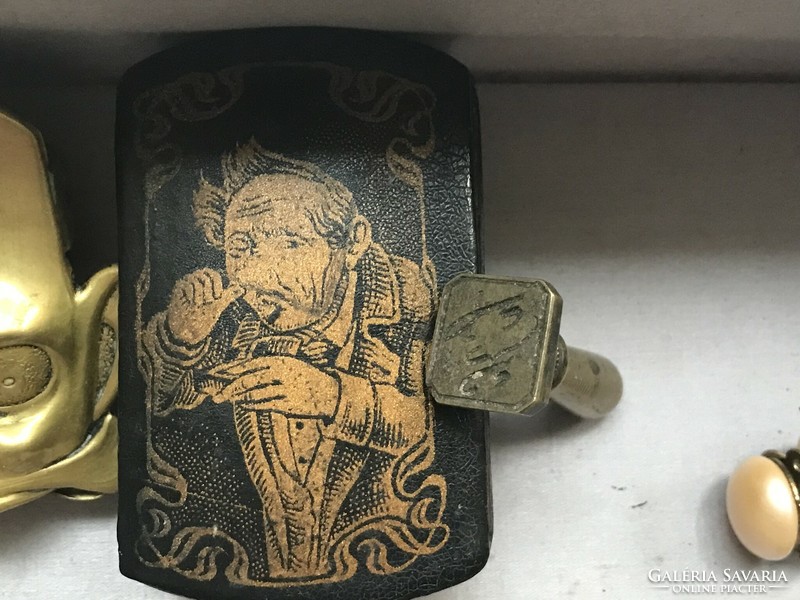 Small old treasures, snuff box, clips, badge, monogram sealer, etc.. Together