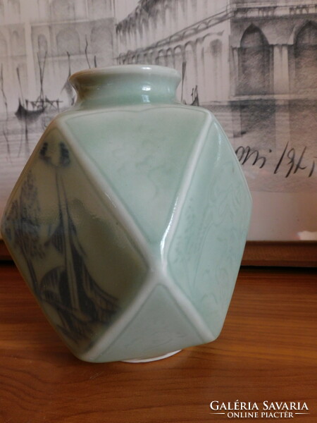 Szeladon mázas sokszögletű váza kézzel festett és karcolt motívumokkal