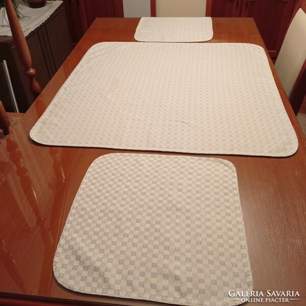Gray/gold checkered tablecloth with 2 placemats