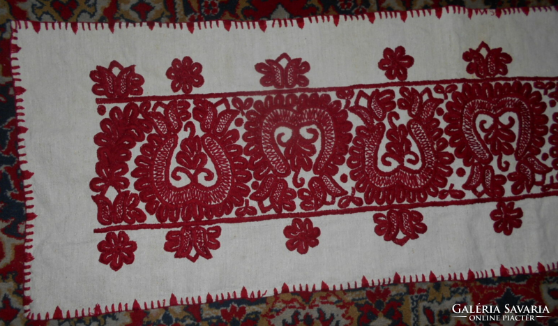 Tablecloth with written embroidery on a linen-woven base, runner 108 cm x 57 cm