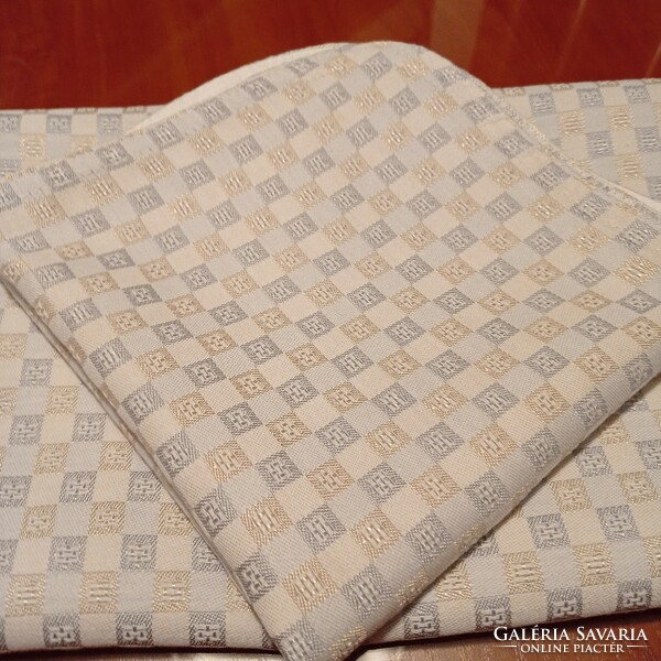 Gray/gold checkered tablecloth with 2 placemats