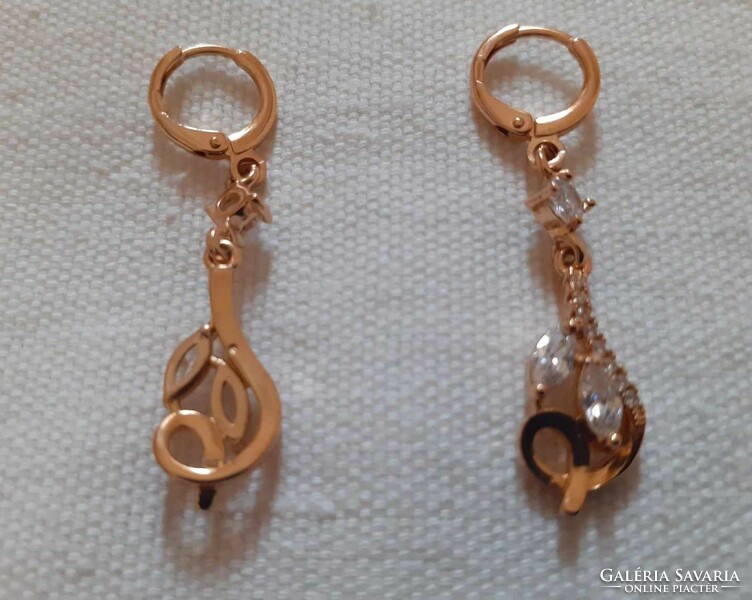 Very nice gold colored earrings