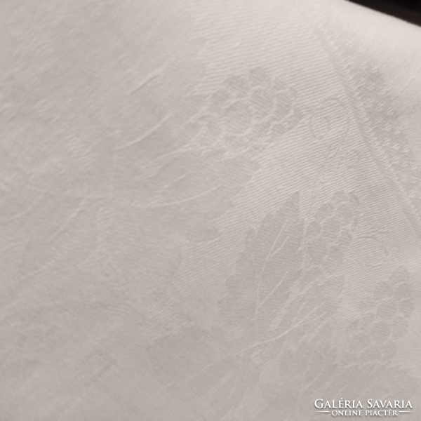 Hófehér,  szőlő mintás damaszt asztalterítő 125 x 135 cm