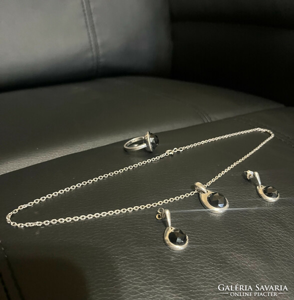 Moni’s Jewerly , Luxury Collection szett , mely áll egy nyakláncból , rajta medál , gyűrű , két fülb