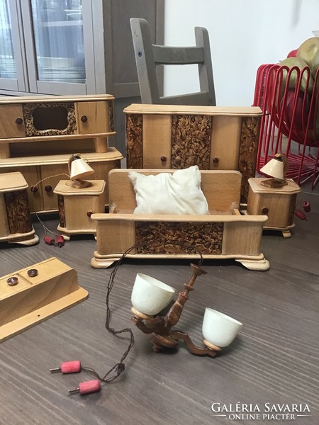 Régi fából készült baba bútor készlet lámpákkal