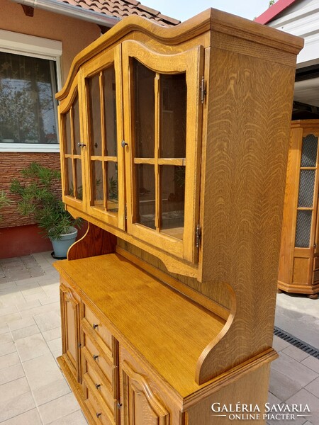 Eladó egy nagy méretű vitrines tölgy szekrény  Bútor szép állapotú.  Méretek: 135 cm széles x 44 cm