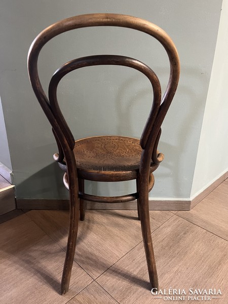 Antik, hajlított fából készült Thonet szék , felületén csodás kopással , üllőfelületén fúrt mintával