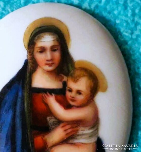Mary pendant / porcelain.
