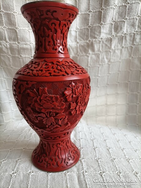 21 cm faragott cinóber váza