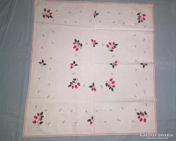 Embroidered tablecloth with strawberry pattern 75 x75 cm (needlework)
