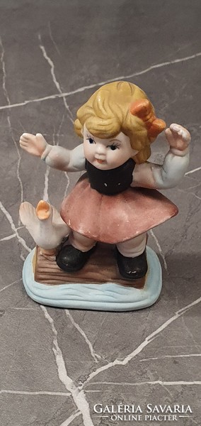 Kislány libával kerámia figura