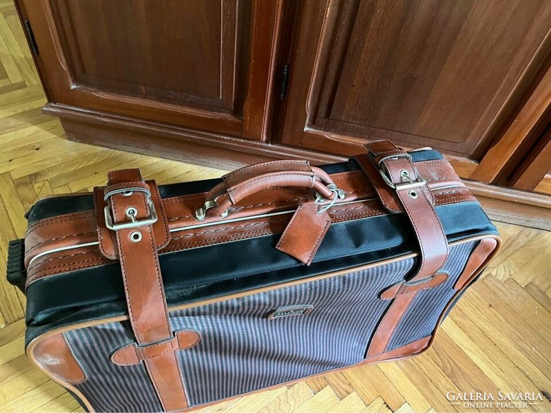 Retro csíkos fekete-barna csatos bőrönd 58x38x24cm Panoramic márkájú