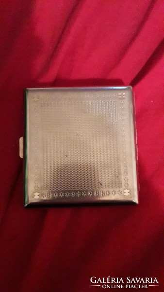 A very nice silver-colored metal engraving pattern 20-pack cigarette case as shown in the pictures