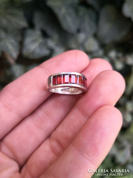 Gyönyörű gránát köves ezüst gyűrű