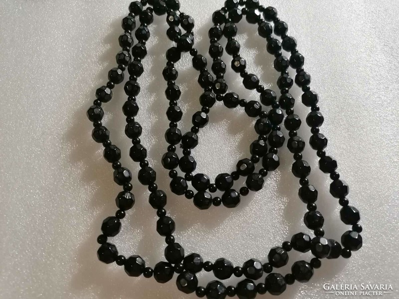 Long (150 cm) faceted string of black pearls