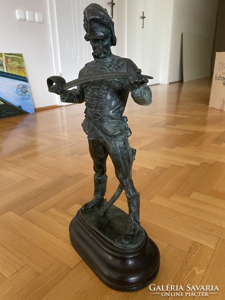 Kisfaludi Strobl Zsigmond - Hadik huszár bronz szobor